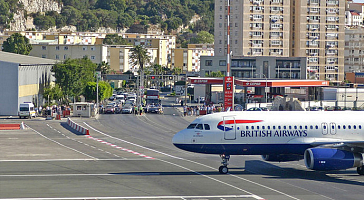 Интересные факты о самых необычных дорогах. Взлетная полоса, пересекающая проезжую часть (аэропорт Гибралтара).