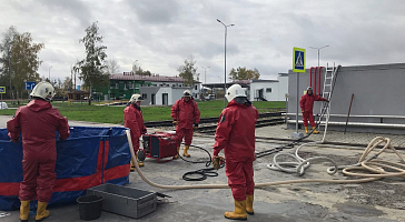 Сегодня на заводе "БИОТУМ" планово были проведены комплексные учения МЧС по проверке готовности предприятия к ликвидации разлива нефтепродуктов.